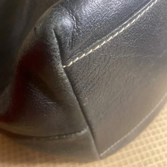 - Dooney & Bourke Large Dillen Bag -GUC - Picture 12 of 16